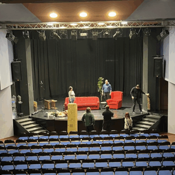 Divadlo U22 - Uhříněves Blbec k večeři rozesmál Uhříněves k slzám