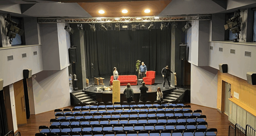 Divadlo U22 - Uhříněves Blbec k večeři rozesmál Uhříněves k slzám