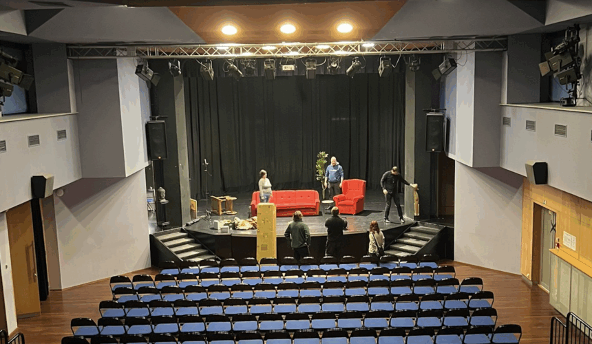 Divadlo U22 - Uhříněves Blbec k večeři rozesmál Uhříněves k slzám